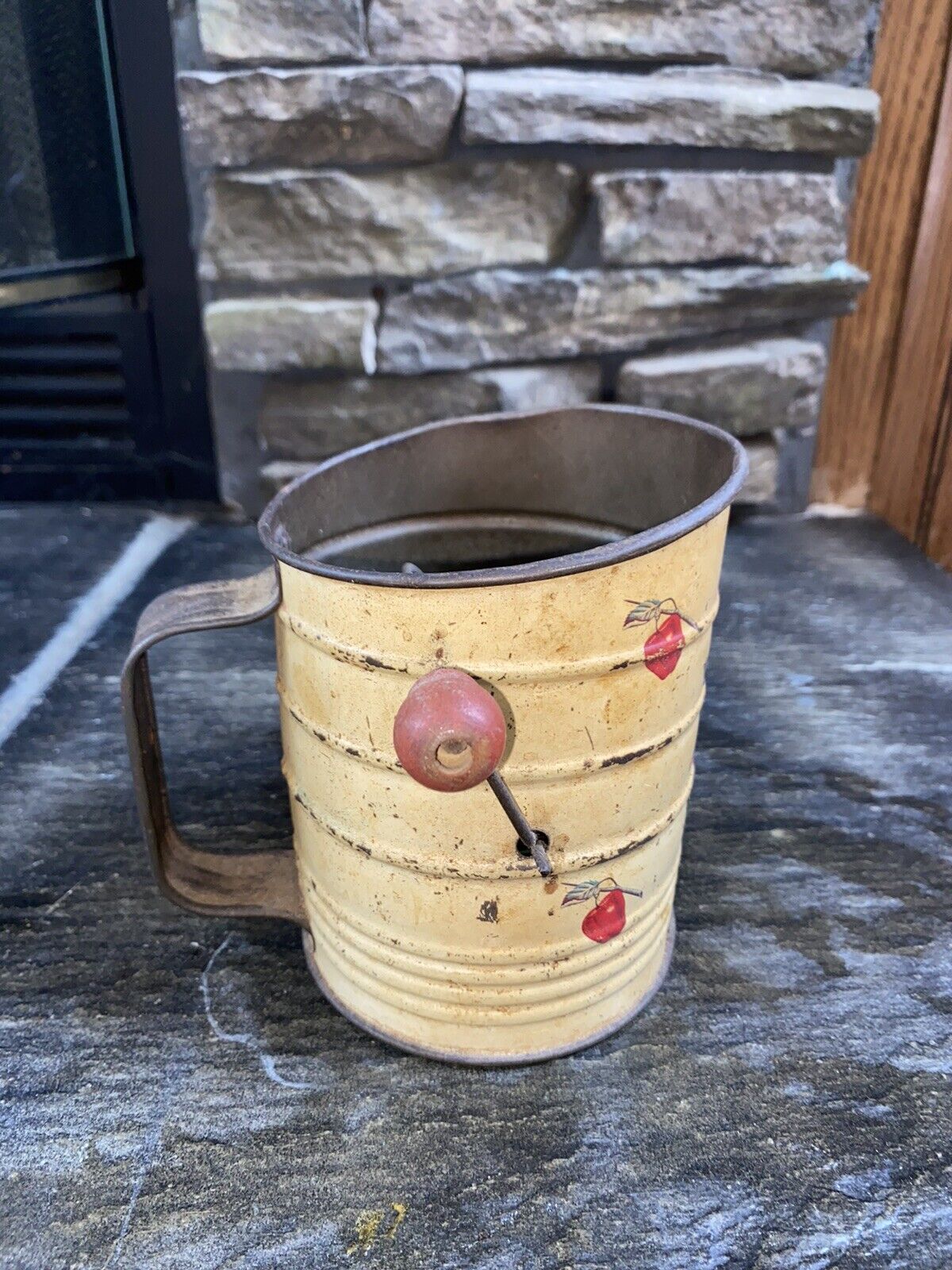 Vintage 50’s USA Bromwell’s Metal Flour Sifter 3-Cup Measuring Beige Red Apple