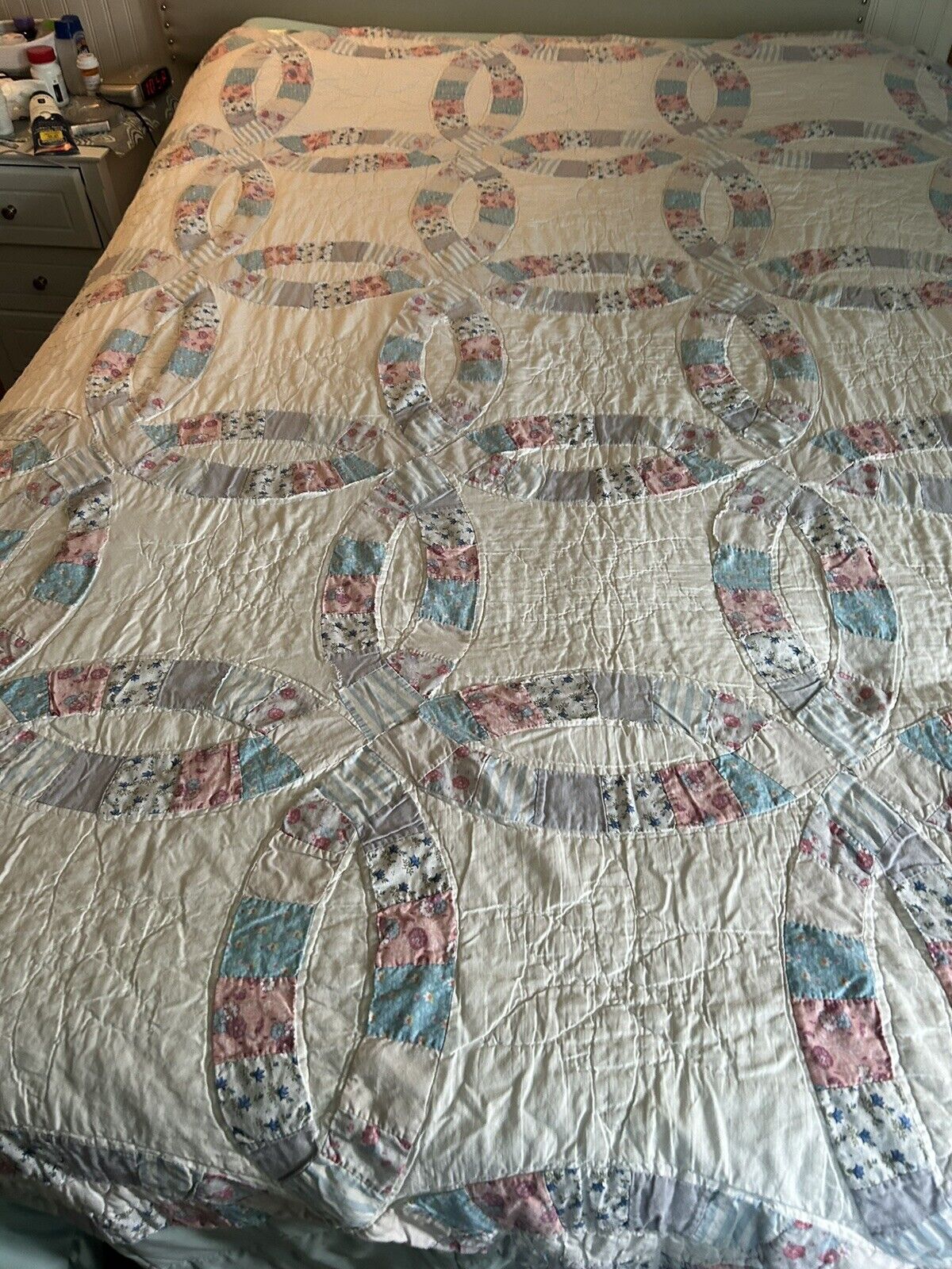 Vtg 30's 40's Wedding Ring Quilt Hand stitched pastel  scalloped edge 77” X 79”