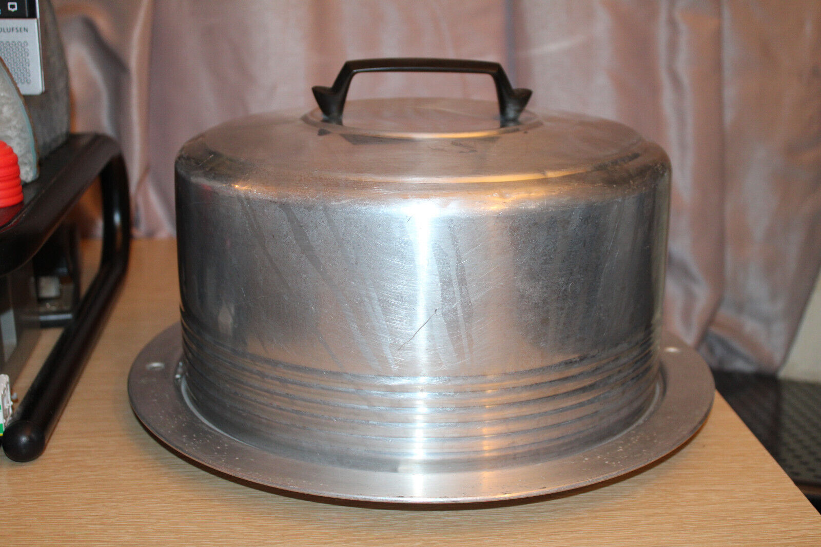 REGAL Quality Aluminum Vintage 50\'s Cake Carrier Bakelite Handle Lock Rim READ
