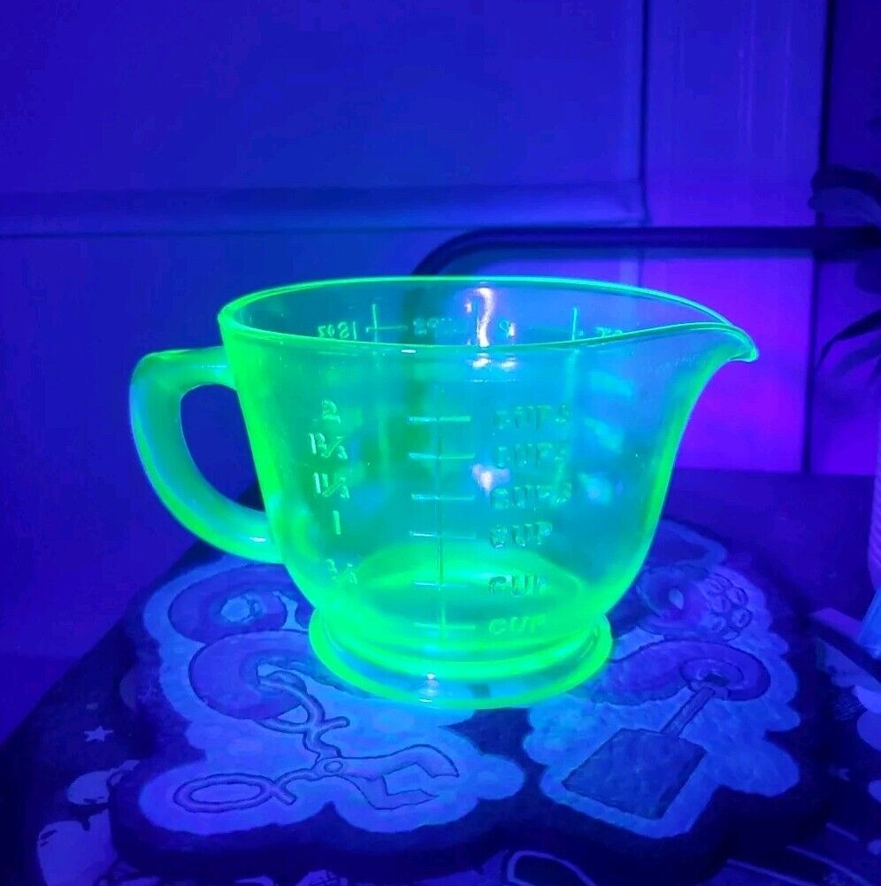 Vintage Vaseline Uranium Green Footed 2 Cup Measuring Cup TINY CHIP READ