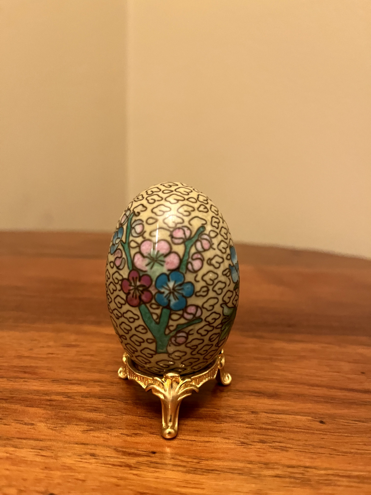 VINTAGE CHINESE CLOISONNE EGG ENAMEL FLOWER TAN BLUE, PINK, and WHITE FLOWERS 