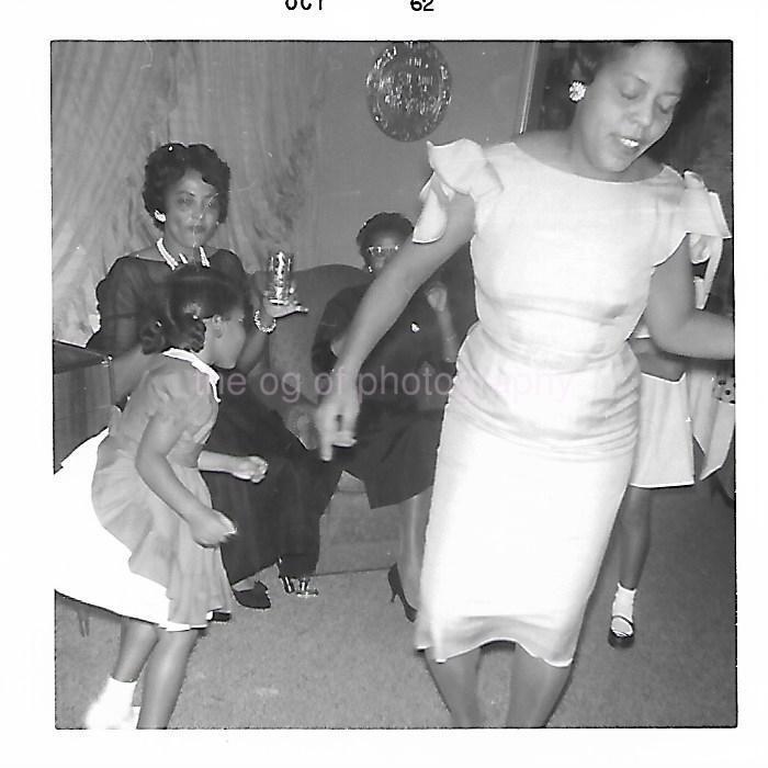 1960's PARTY SCENE Vintage FOUND FAMILY PHOTO Original  BLACK+WHITE 211 61 K
