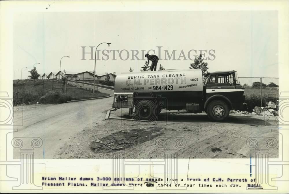 1983 Press Photo C.M. Perroth sewage truck dumping sewage, Pleasant Plains