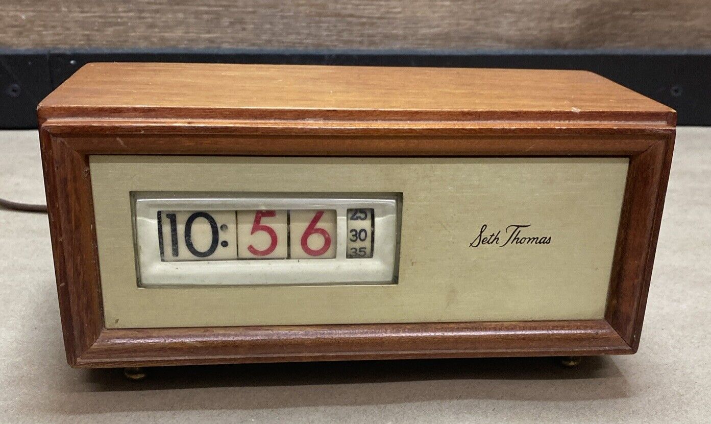 Seth Thomas Vintage Speed Read Flip Clock Maple Wood Model E037-000 WORKS