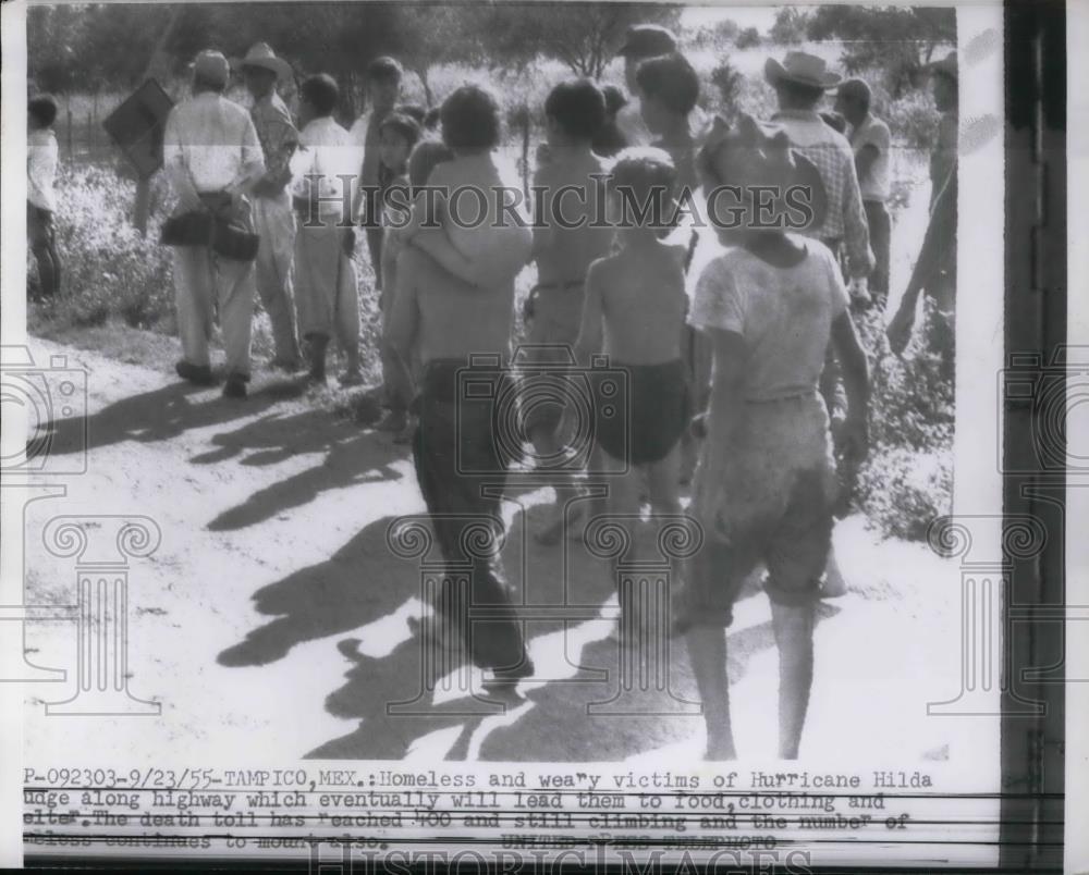 1955 Press Photo Victims of Hurricane Hilda Travel to Relief Shelter in Mexico