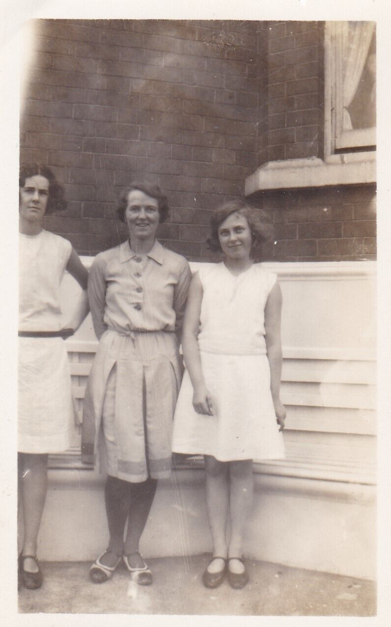 Vintage c1930s/1940s Snapshot Photo Three Ladies Friends FASHION  Family