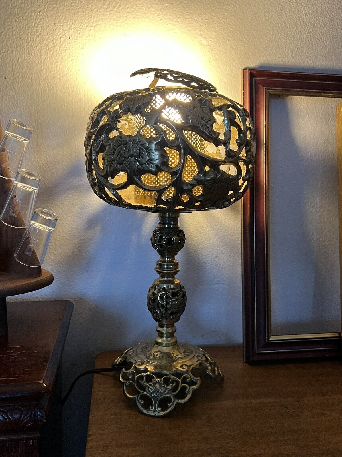 SUPERB GILBERT VTG ATQ Solid Heavy Brass Floral Ornate Filigree Slotted Orb Lamp