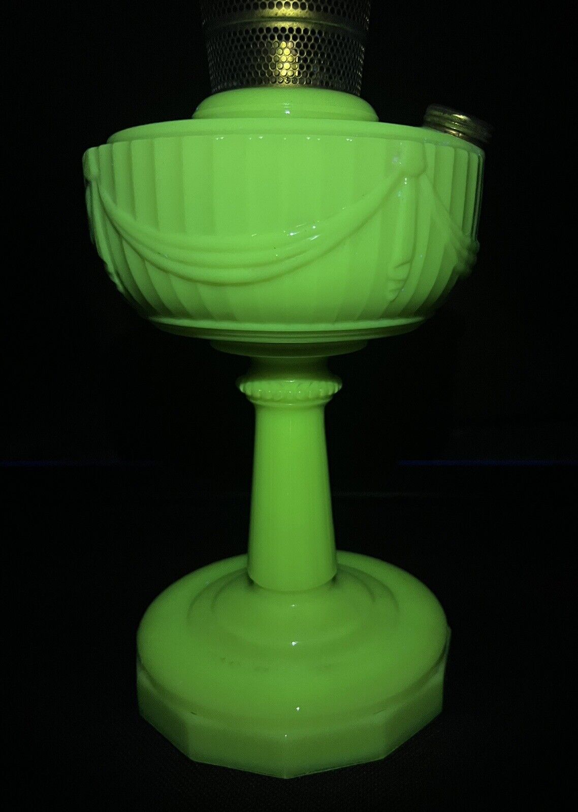 STUNNING ANTIQUE ALADDIN LAMP URANIUM OXIDE/ VASELINE GLOW LIGHT PINK WITH FLUTE