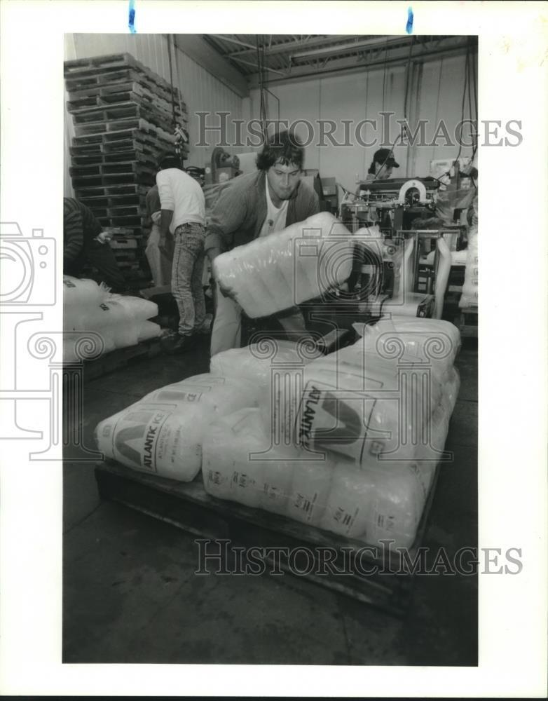 1991 Press Photo Ricardo Rosas Stacks Ice at Reddy Ice Plant in Houston, Texas