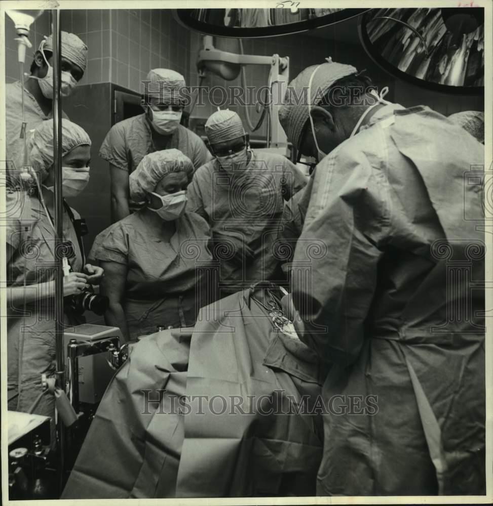 1972 Press Photo Dr. Irina Petrov observes heart surgeon Dr. Denton Cooley, TX