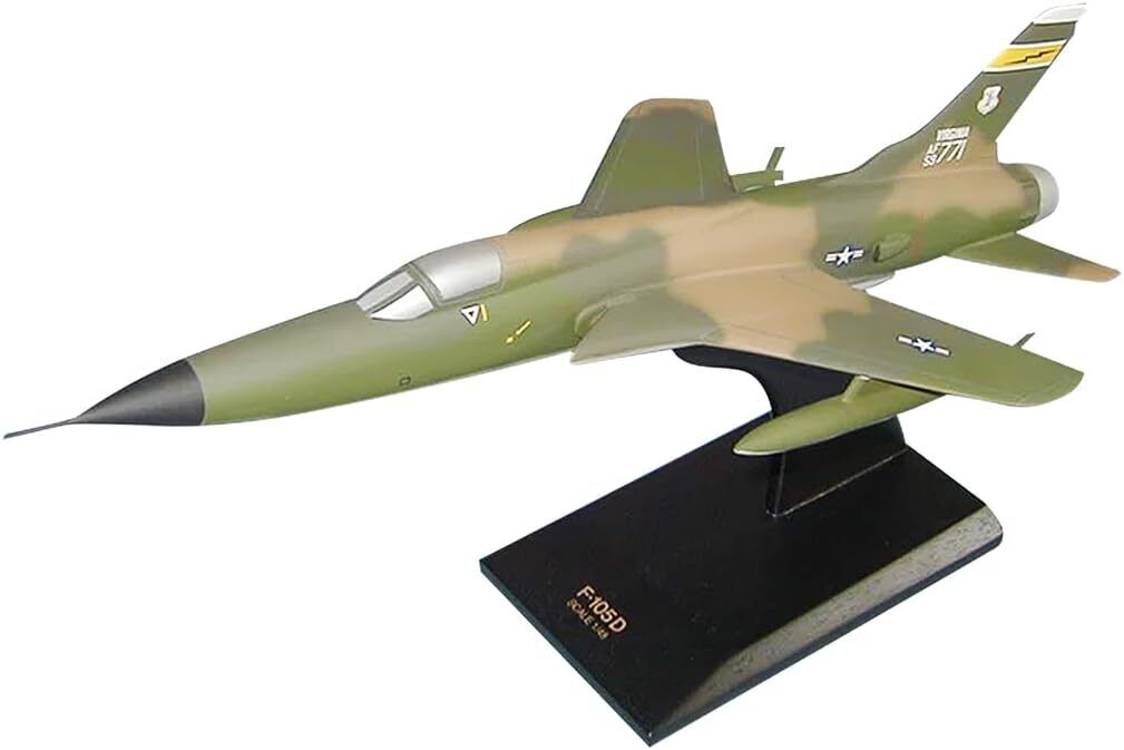 USAF Republic Aviation F-105 Thunderchief Desk Display Model 1/48 SC Airplane