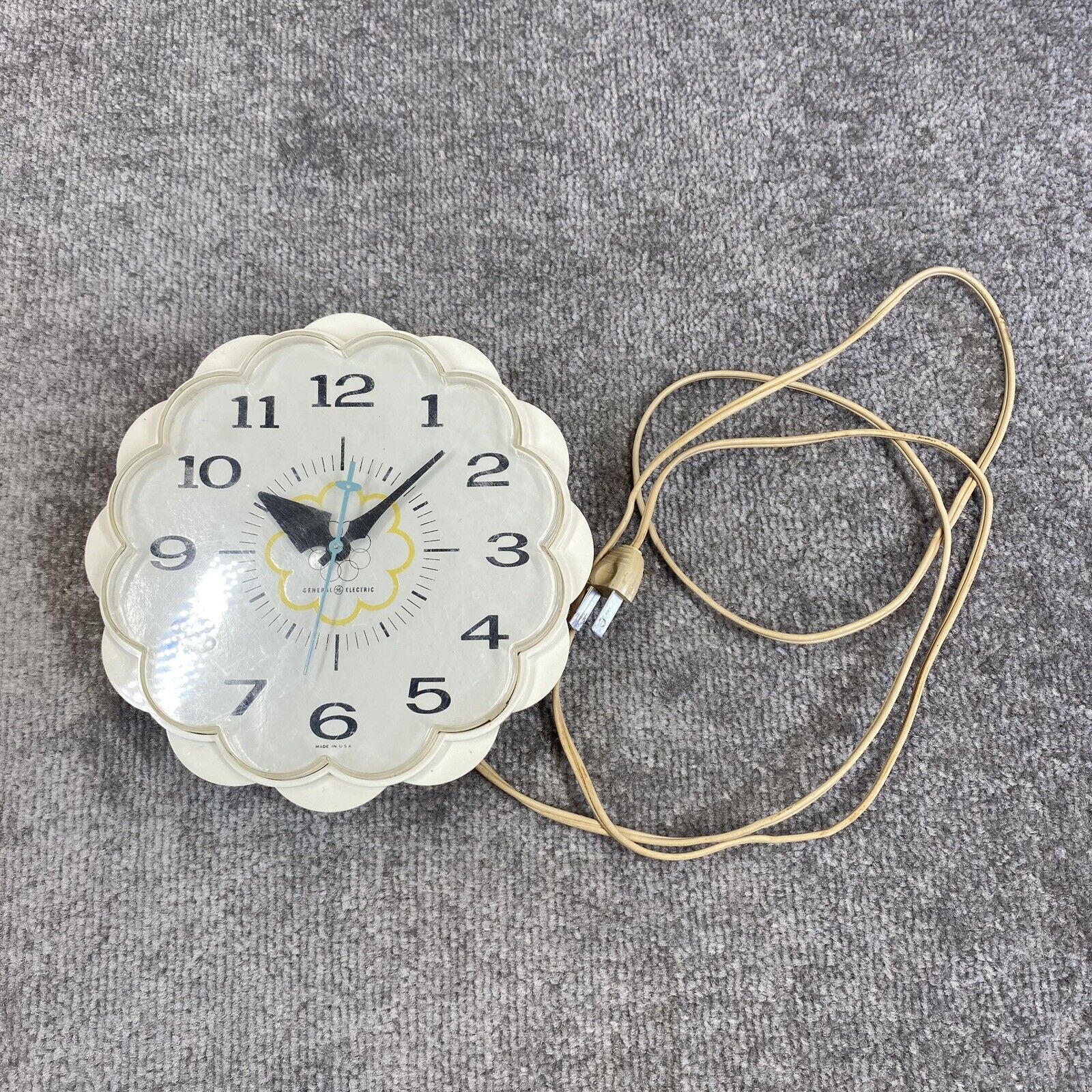 Vintage General Electric Daisy Wall Clock White Plastic Power Chord Retro Kitsch