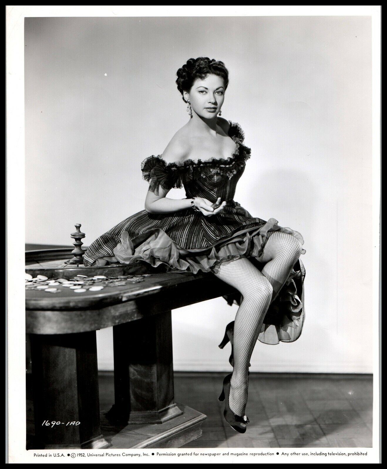 Luscious Beauty YVONNE DE CARLO LEGGY CHEESECAKE 1952 BARE SHOULDER PHOTO 565