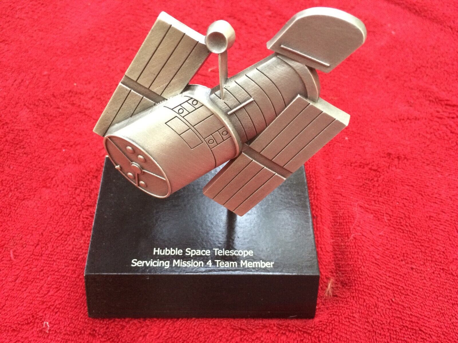 HUBBLE orig  SPACE TELESCOPE servicing mission 4 team member TROPHY memorabilia