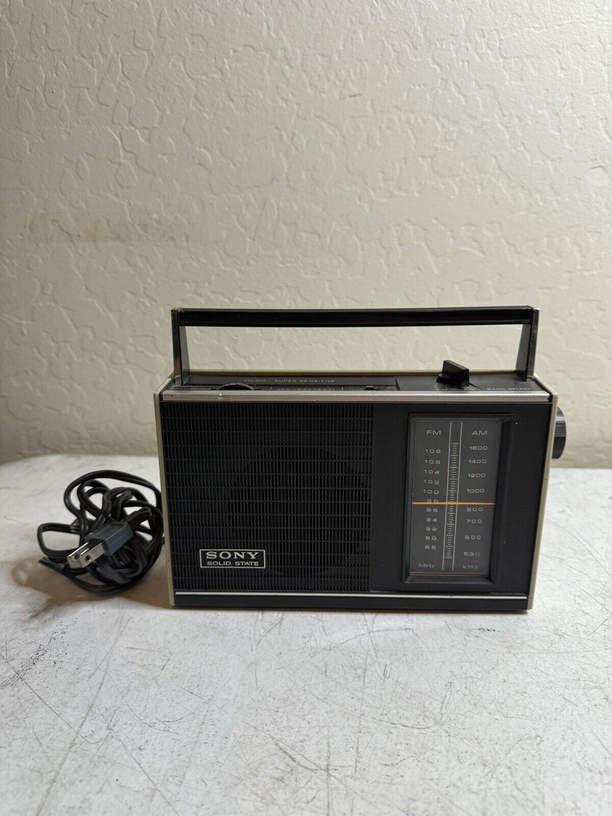 SONY TFM-7100W  Vintage FM/AM Transistor Radio Made In Japan