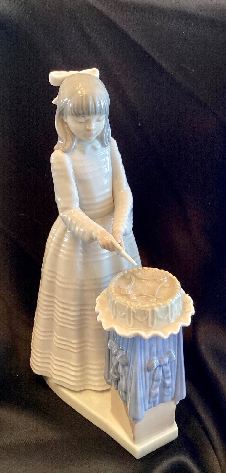 SPECIAL PRICE Lladro 1988 GIRL CUTTING CAKE 8.5