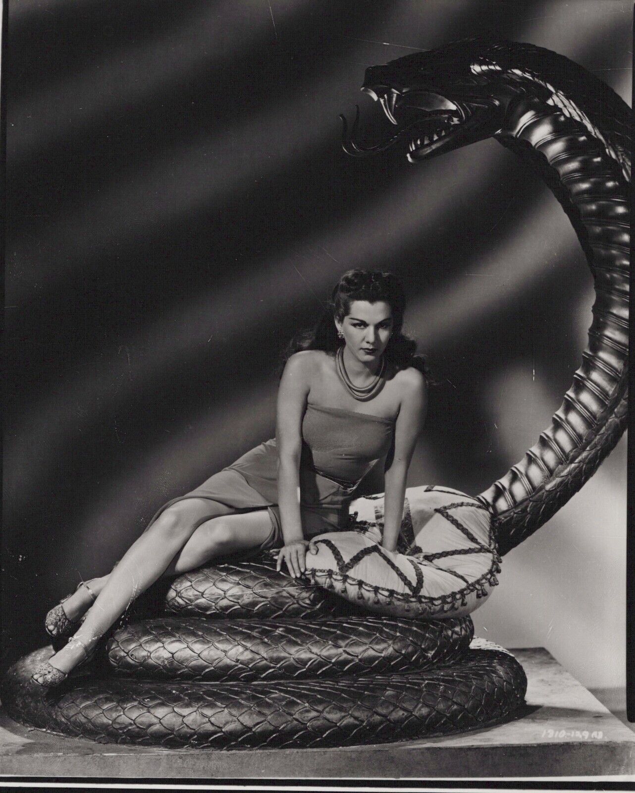Maria Montez (1940s) ❤ Leggy Cheesecake Alluring Pose Vintage Photo K 520