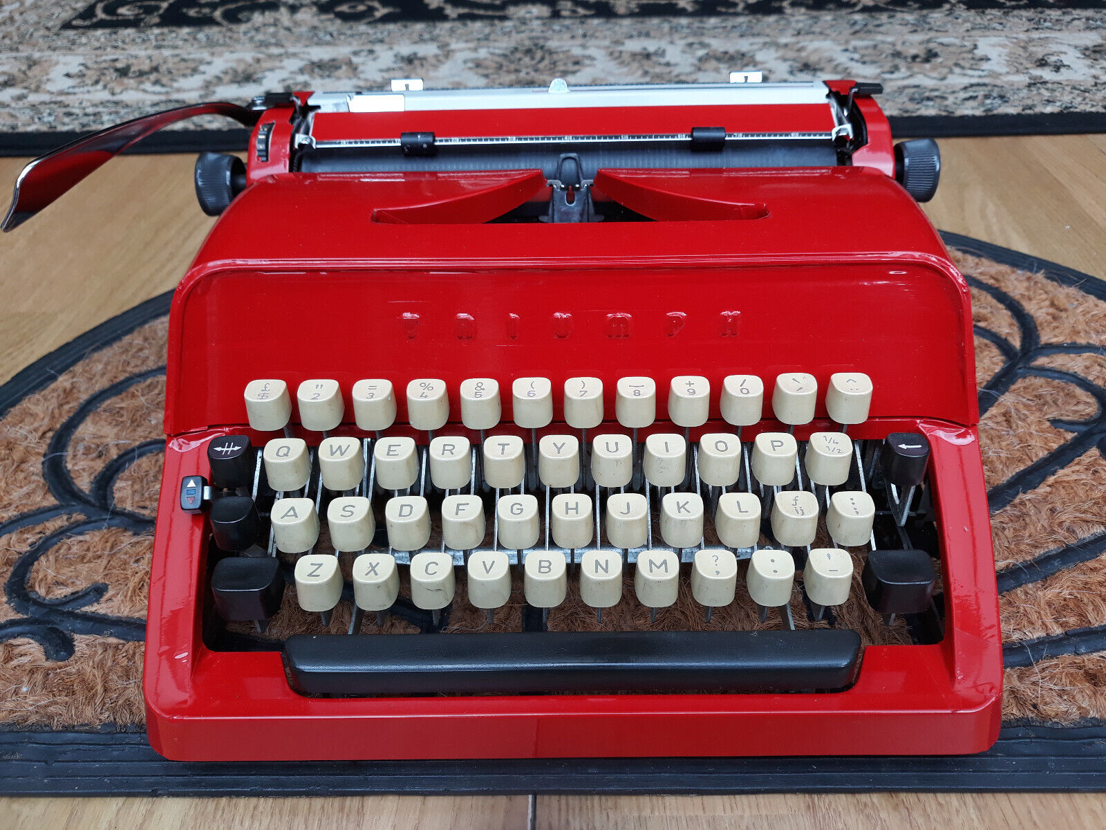 Beautifull red Triumph portable vintage typewriter with case