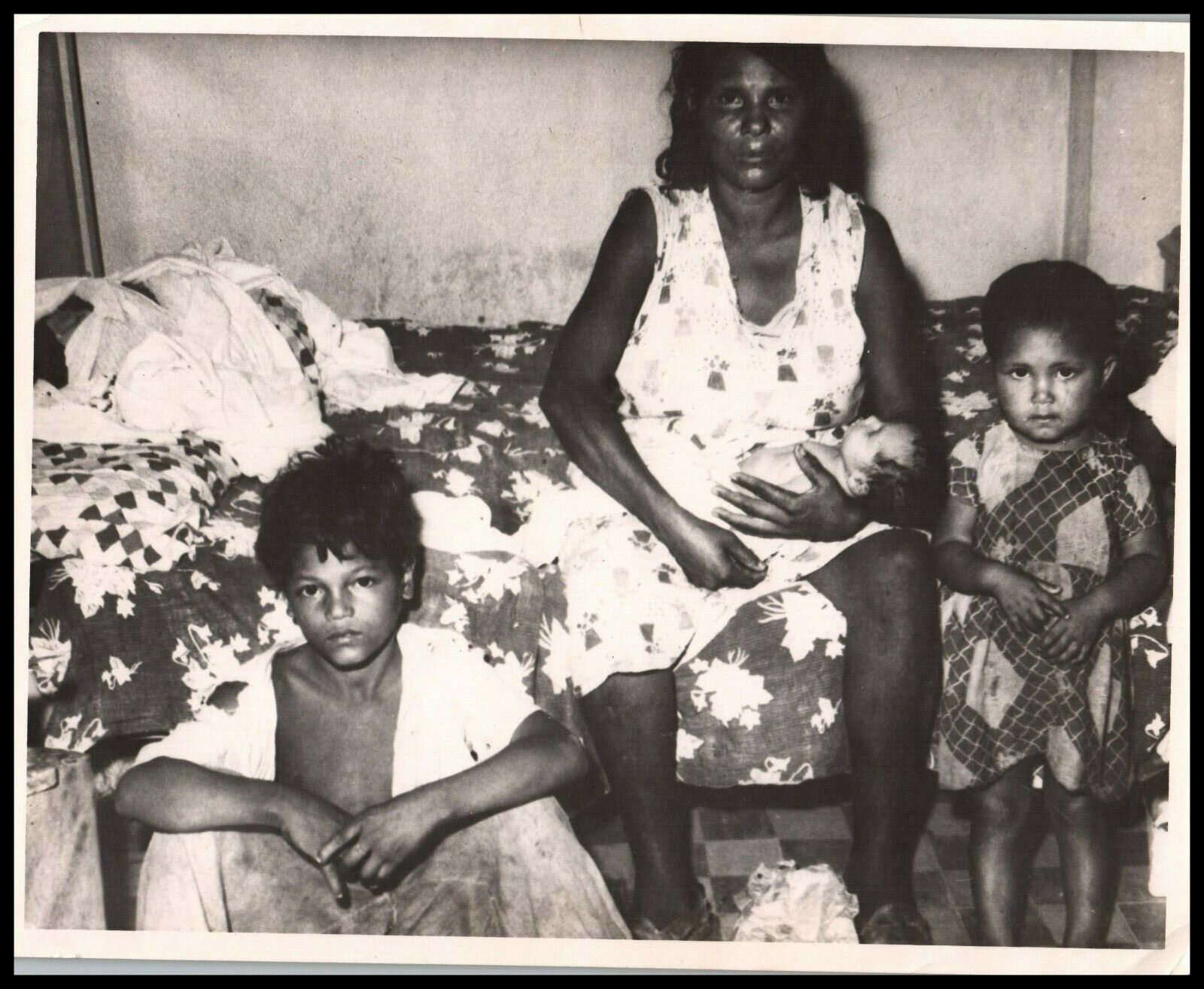 SOCIAL EXCLUSION PEASANT MOTHER & CHILDREN CUBAN BEGGARS CUBA 1950s Photo Y 171