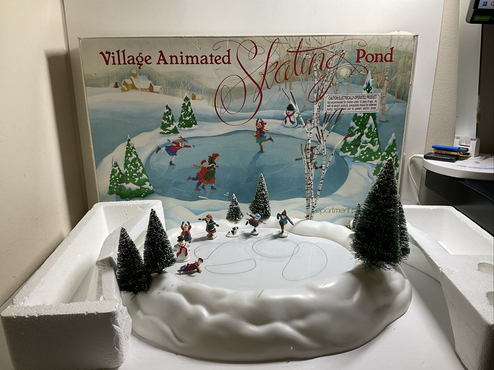 Department 56 Village Animated Winter Figure Skating Pond - Tested - Complete