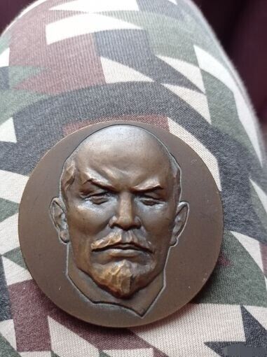Bronze table medal of Vladimir Ulyanov-Lenin leader of the Revolution USSR 1970