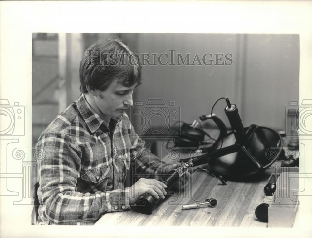 1984 Press Photo Edward Smith assembles Bionic Ear, a flashlight-size microphone