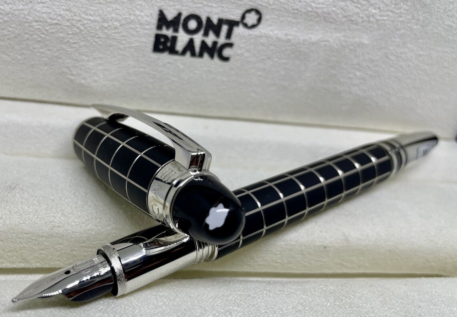 Unused MONTBLANC STARWALKER RUBBER Fountain Pen- 14k Medium Nib- Box & Sticker