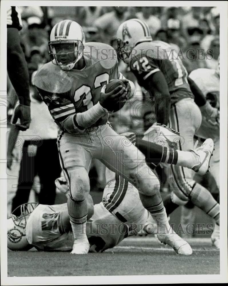 1986 Press Photo Mike Rosier carries the ball in game Houston at Miami
