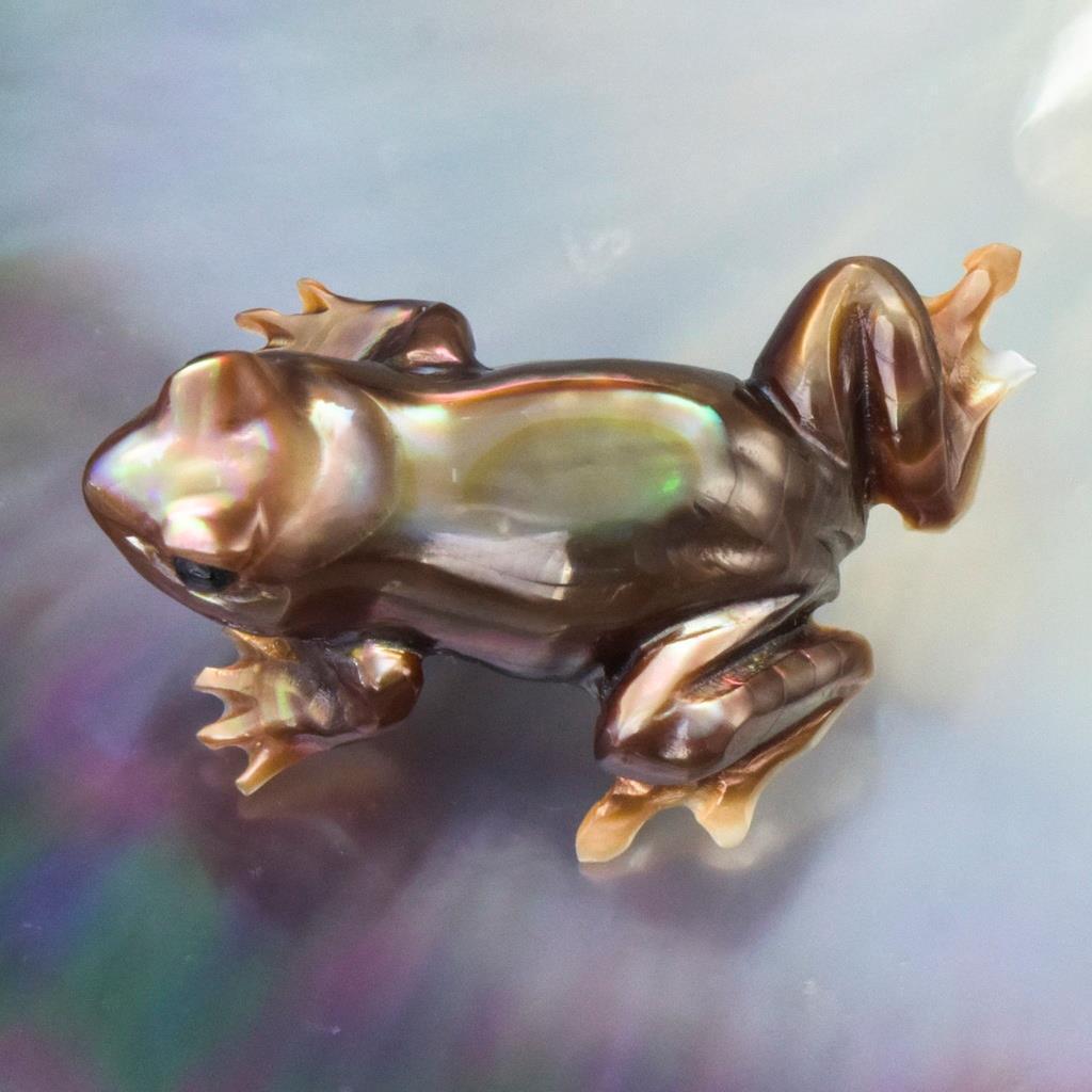 Frog Carving Lustrous Penguin Wing Oyster Shell for Collection or Jewelry 5.20 g