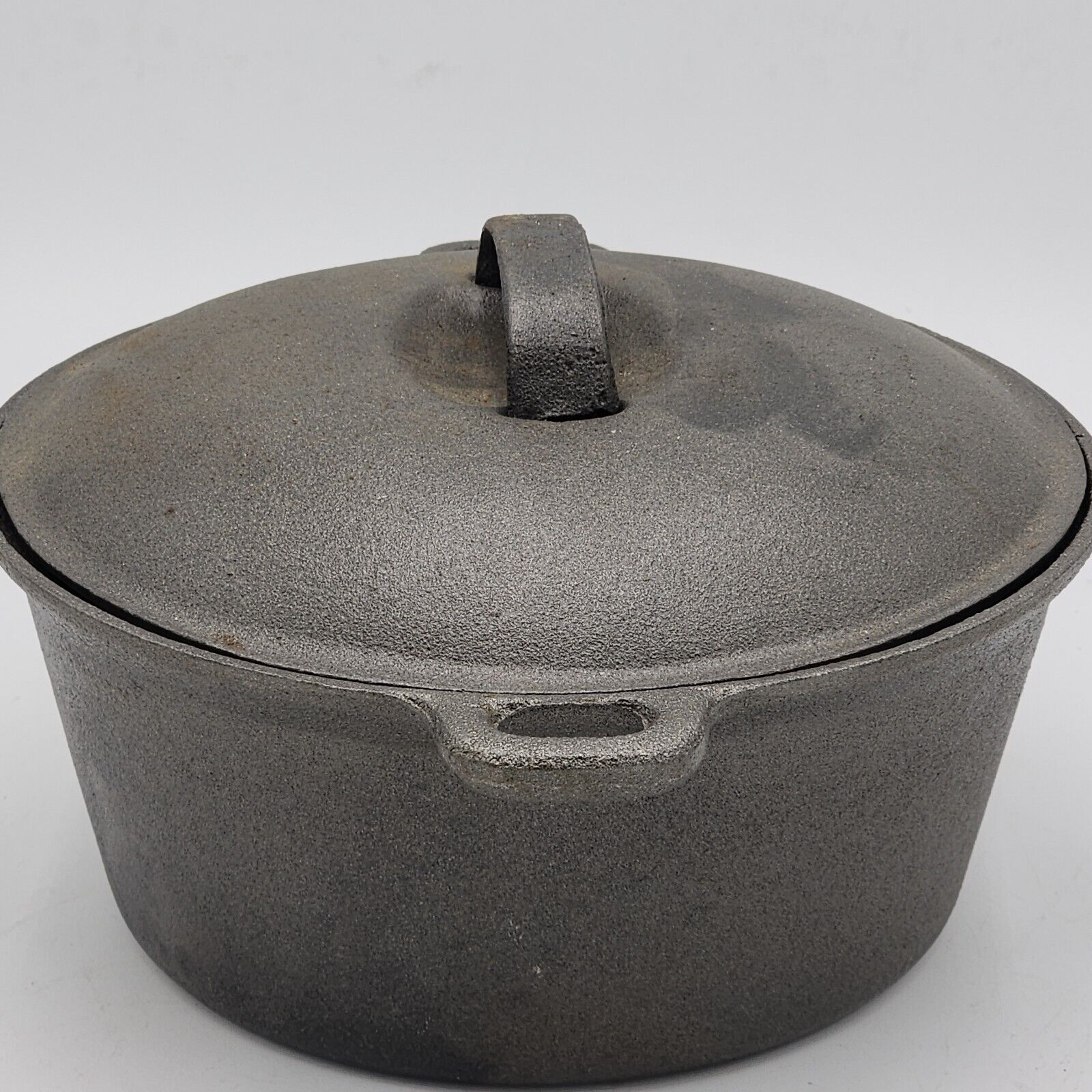 Vintage Cast Iron 4.5 Qt Quart Dutch Oven Cooking Pot and Lid Made in Taiwan