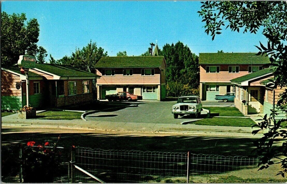 1960\'S. SHELBY, MONT. WILLIAMS COURT. POSTCARD II5