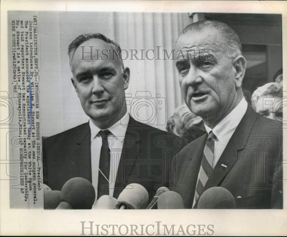 1965 Press Photo President Johnson and Dr. William Stewart at D.C. press brief.