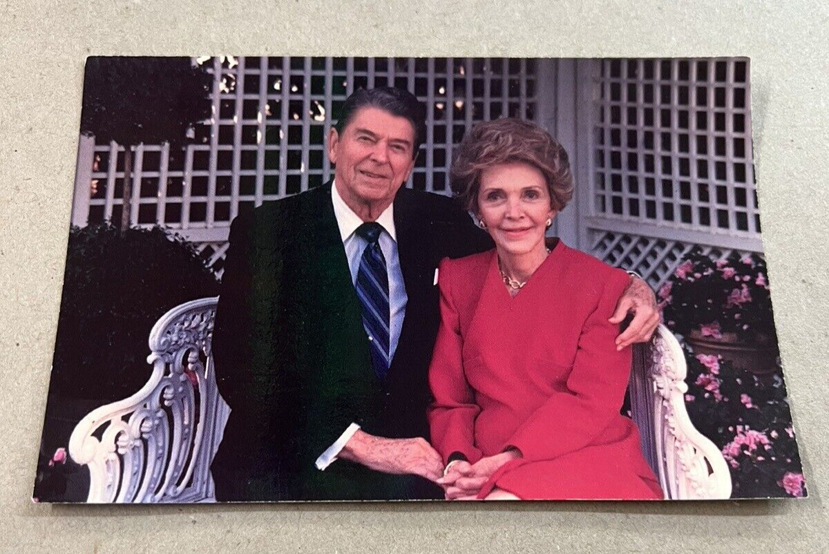 POST CARD PRES. REAGAN & MRS. REAGAN AT THE WHITE HOUSE NOV. 16, 1988