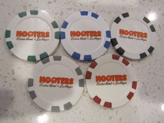Hooters Casino Hotel 5 Chip Lot + FREE Las Vegas Poker Chip