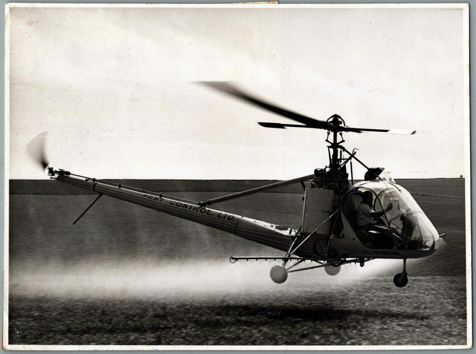 HILLER 360 HELICOPTER PEST CONTOL LTD CROP SPRAYING VINTAGE ORIGINAL PHOTO 1