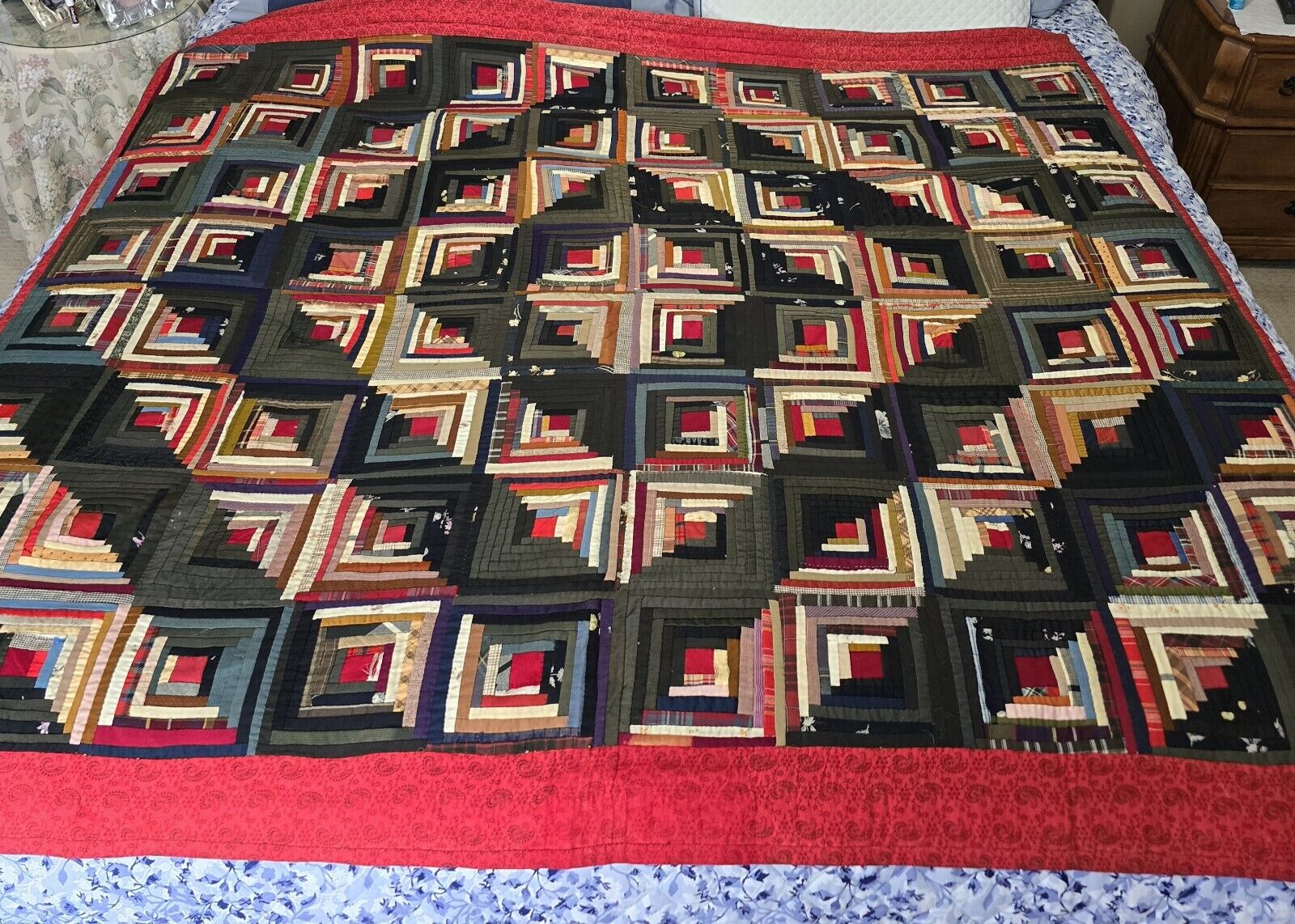 ANTIQUE 1900'S LOG CABIN BARN RAISING LIGHT AND DARK HAND STITCHED QUILT, MUSEUM