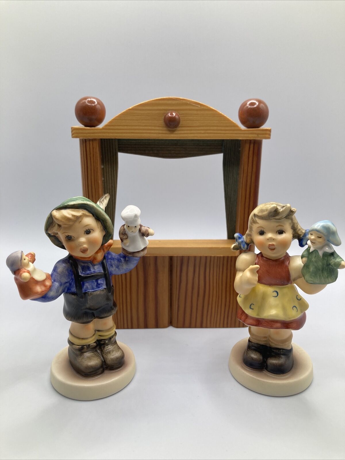 Goebel Hummel Figures “Set Puppet Love” Theater#2195 (2209A, 2209B) 1st Issue 04