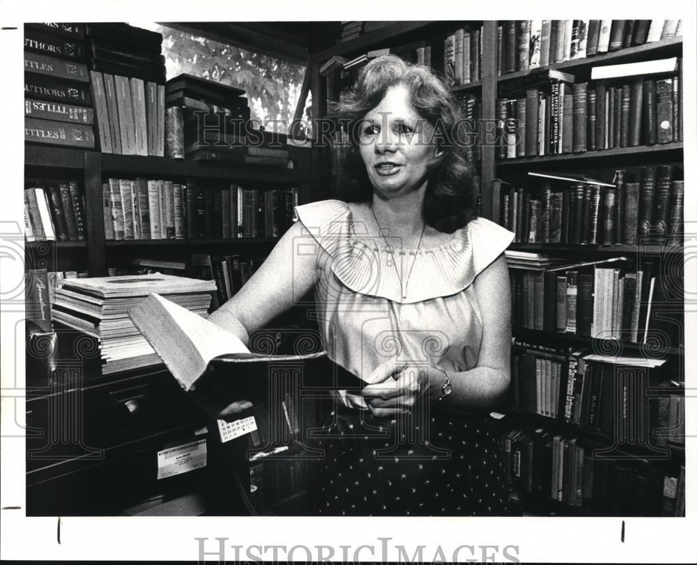 1983 Press Photo Helen Sackman with the rare book business - cva41691