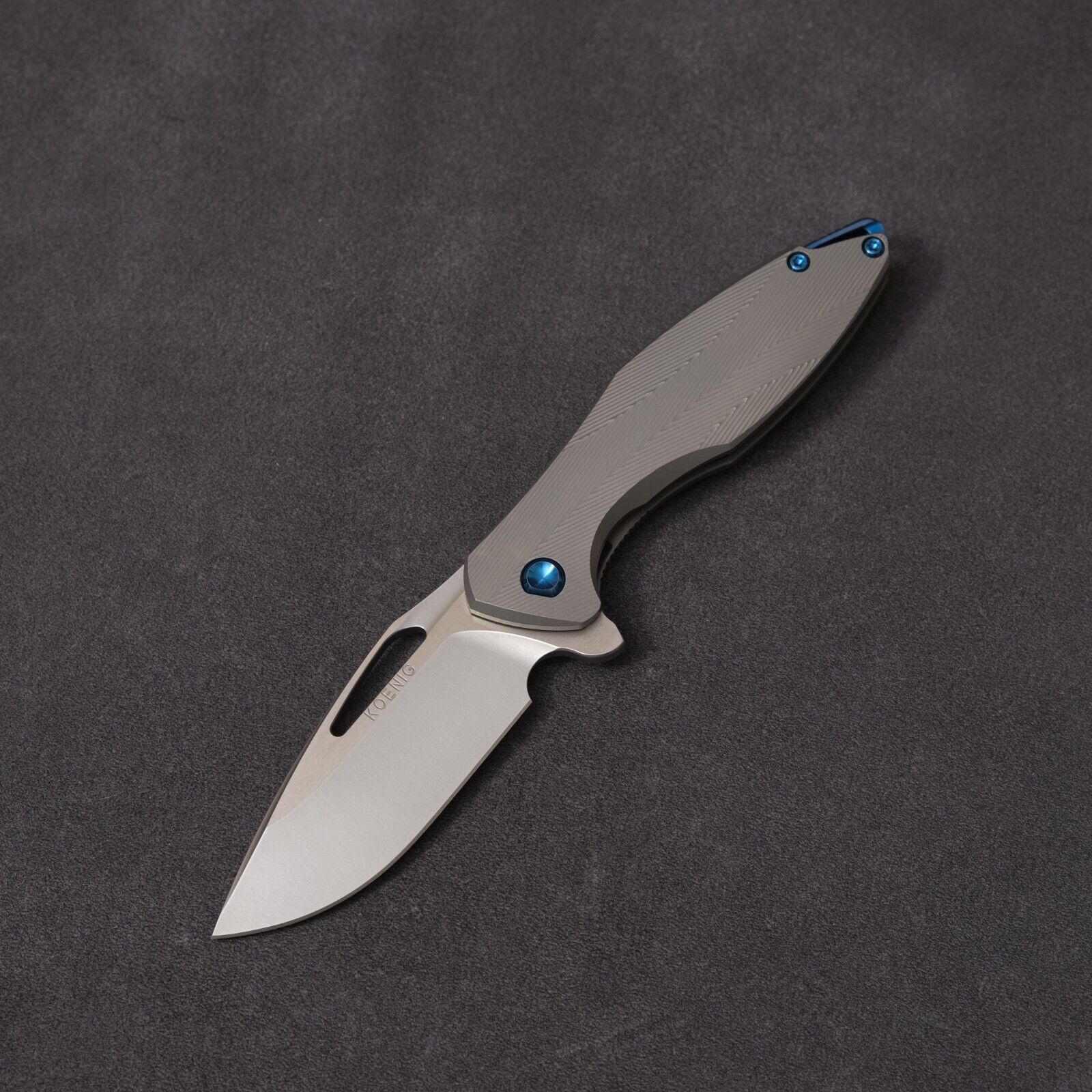 Koenig Knives Mini Arius - Patterned Titanium / Blue Hardware / M390