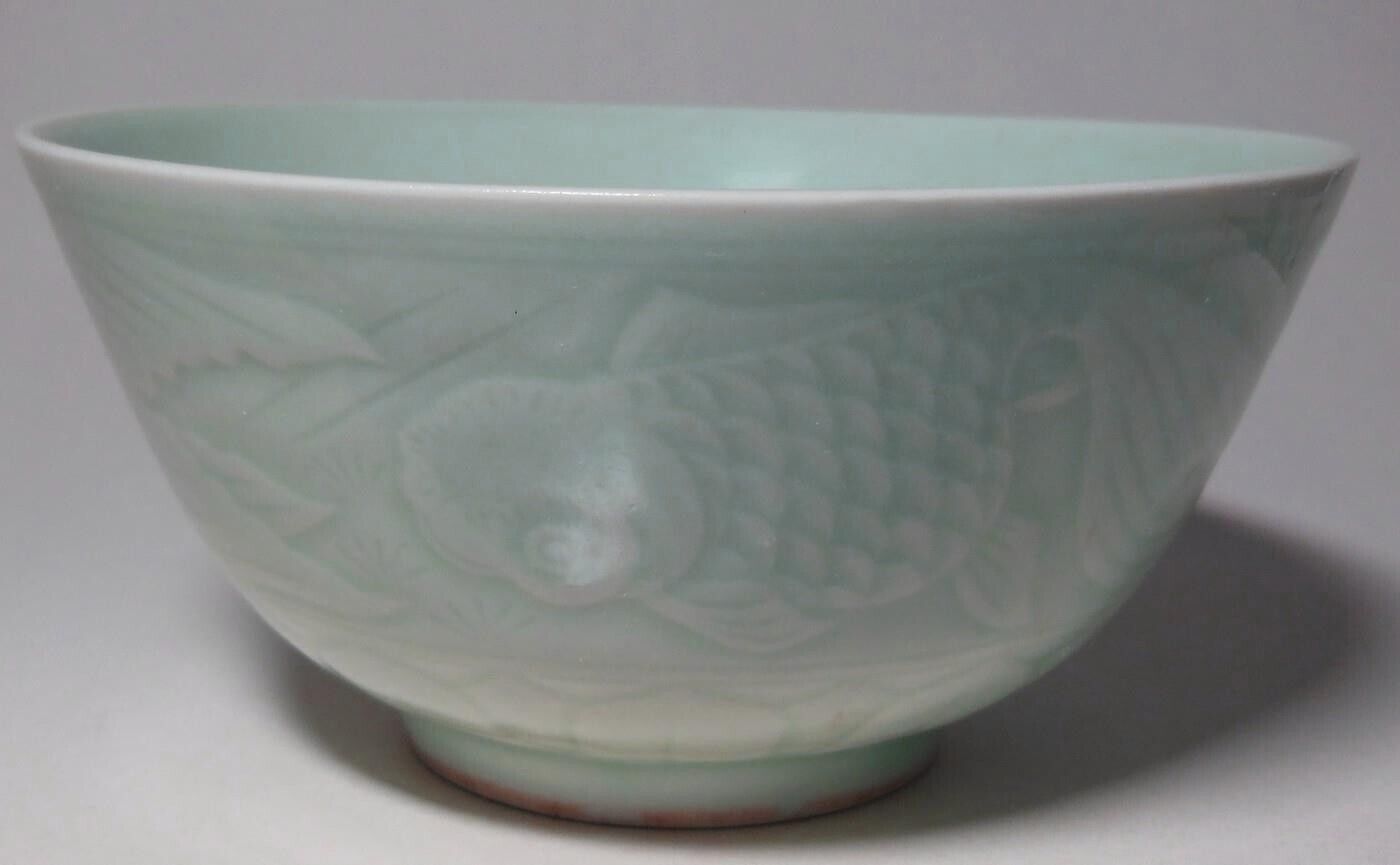Vintage Chinese porcelain - A beautiful sea foam green celadon bowl with fish