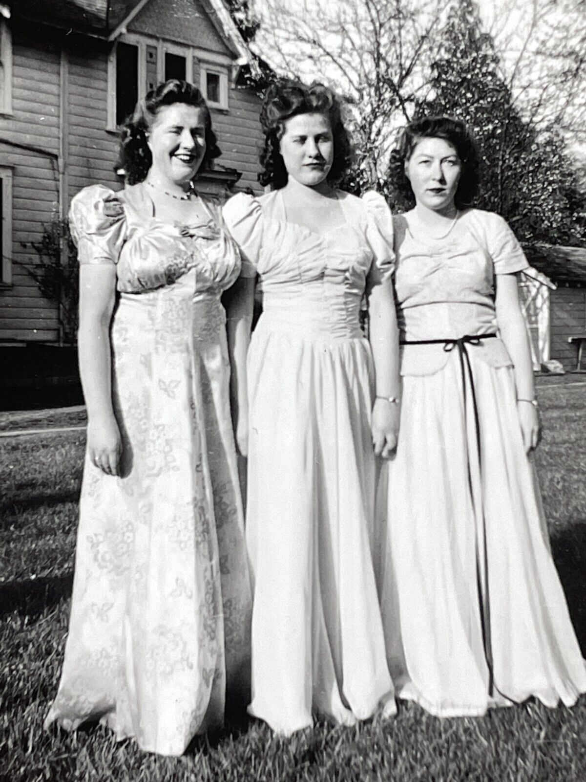 i9 Photograph 1940\'s Group Of 3 Beautiful Women Pretty Three Lovely Ladies