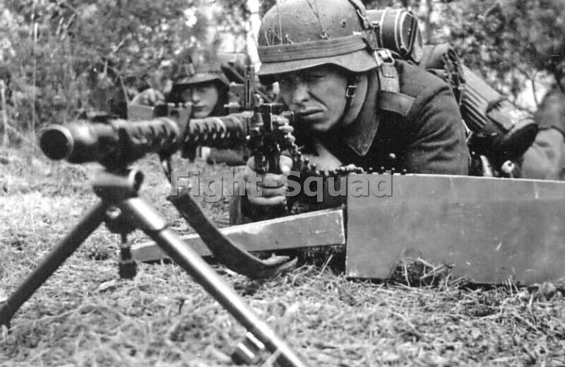 WW2 Picture Photo German soldier firing a machine gun MG-34  3769