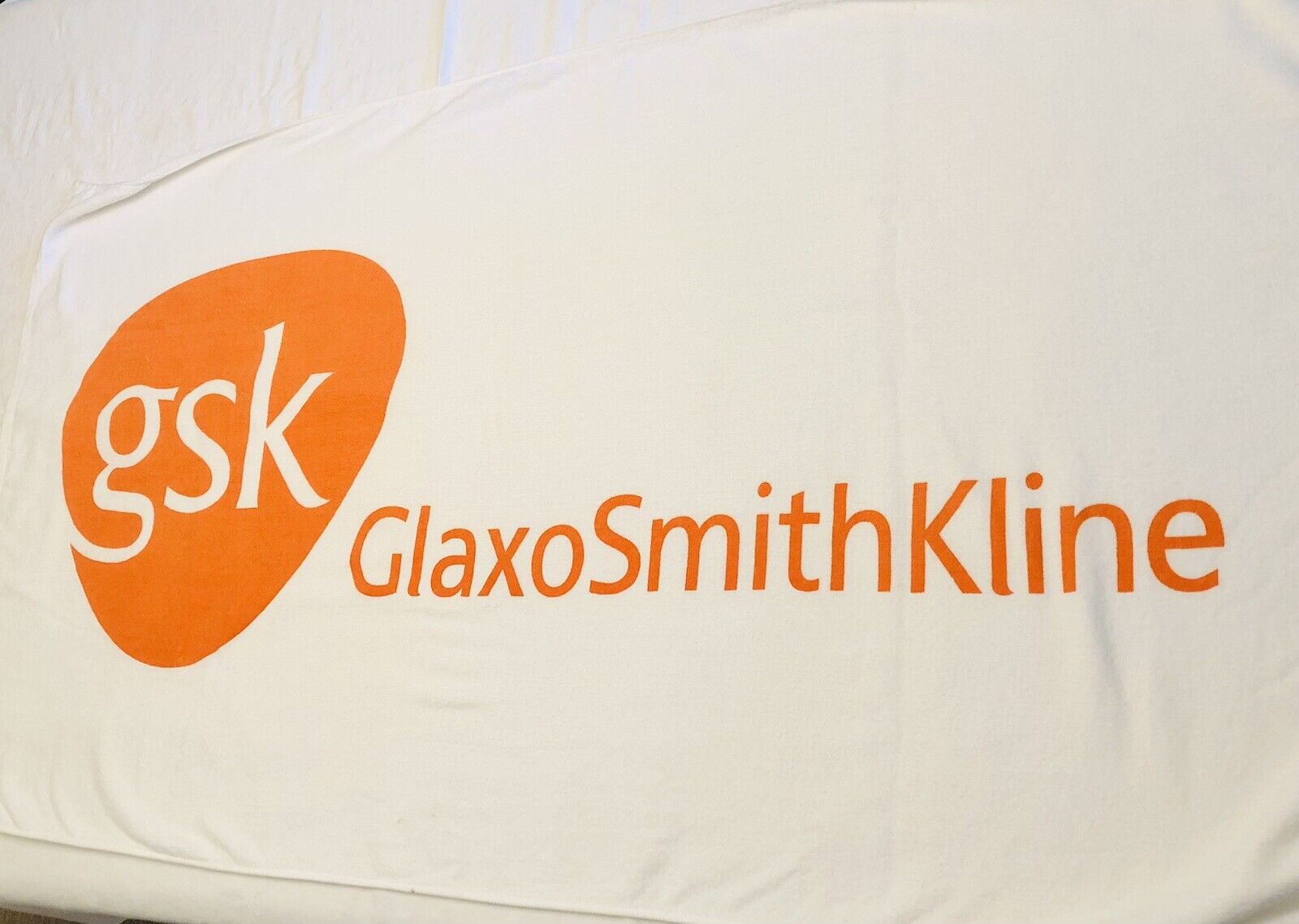 GlaxoSmithKline GSK Logo Beach Towel Pharmaceutical Advertising Unused 29”x54”