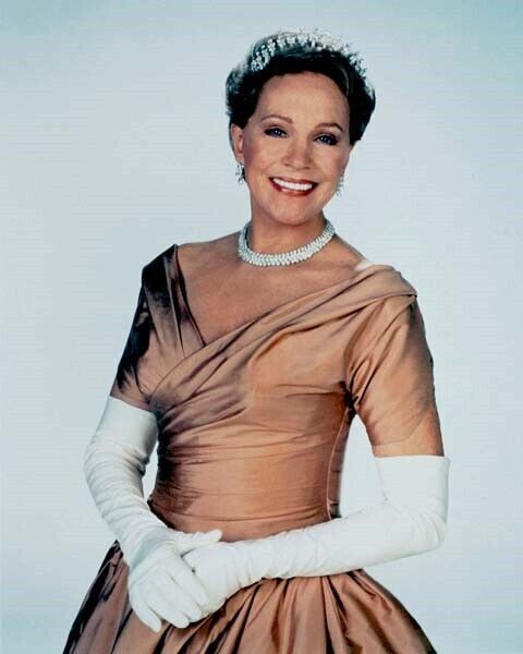 Julie Andrews as Queen smiling wearing crown The Princess Dairies 24x36 poster