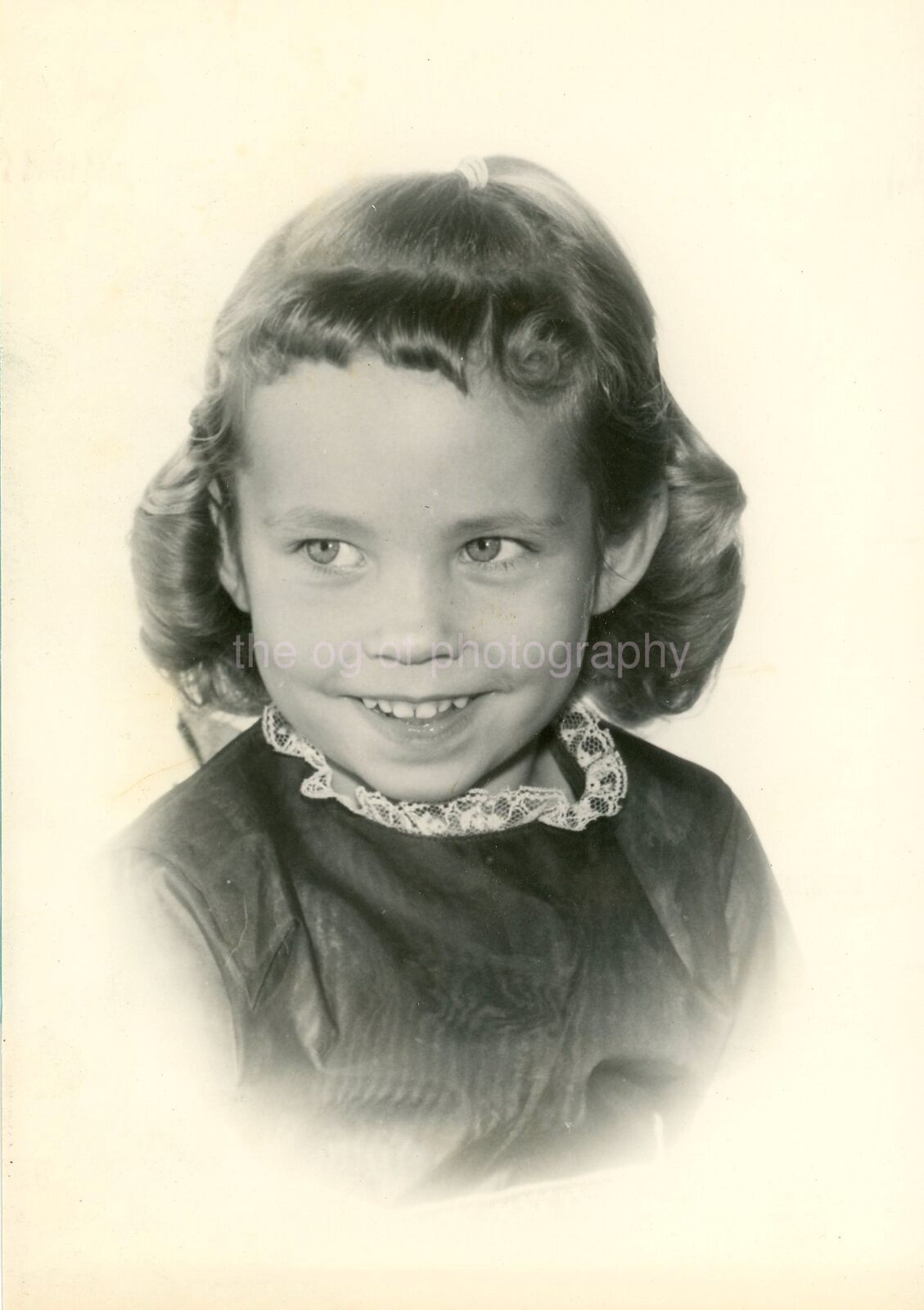 5x7 FOUND PHOTO YOUNG GIRL1940\'s1950\'s BLACK AND WHITE Original PORTRAIT 26 41 M
