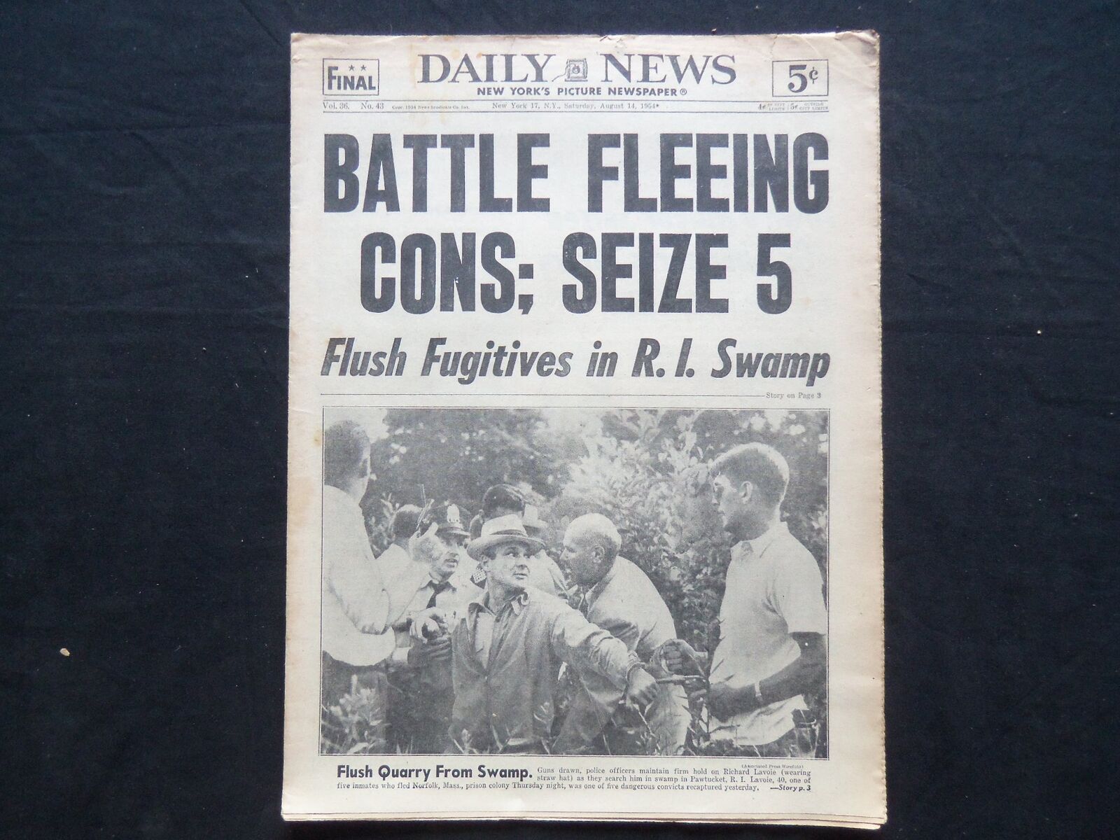 1954 AUGUST 14 NY DAILY NEWS NEWSPAPER - BATTLE FLEEING CONS; SEIZE 5 - NP 2516