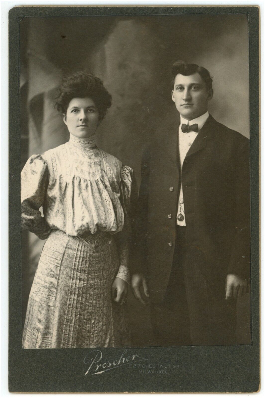 CIRCA 1890\'S CABINET CARD  Stunning Couple Fancy Clothes Prescher Milwaukee, WI
