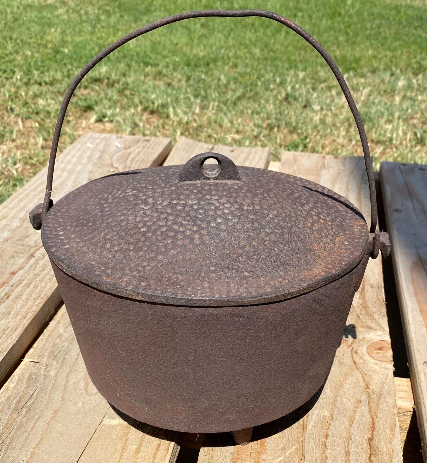 Antique Vintage Cast Iron Dutch Oven Hammered Lid 3 Legged w/ Handle Rusty 967A