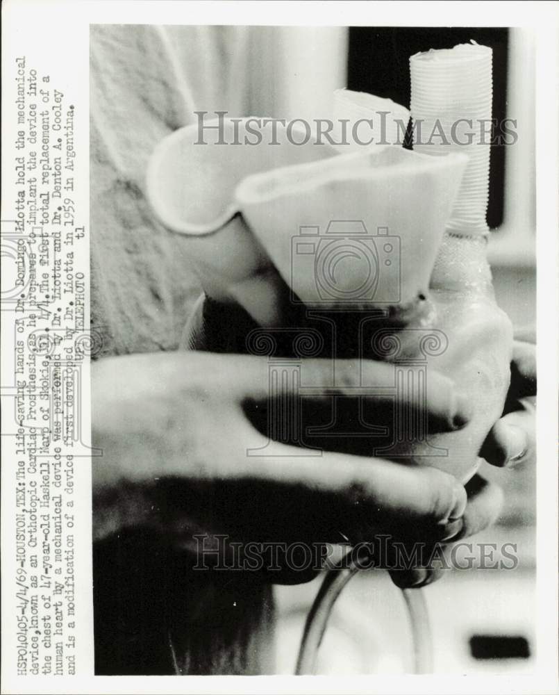 1969 Press Photo Dr. Domingo Liotta holds artificial heart at Houston hospital