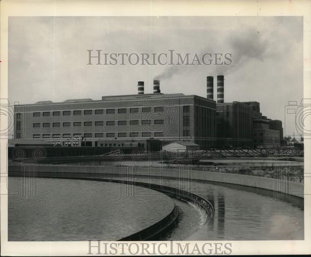 1955 Press Photo Sewage disposal plant in Chicago, IL - lrx63465
